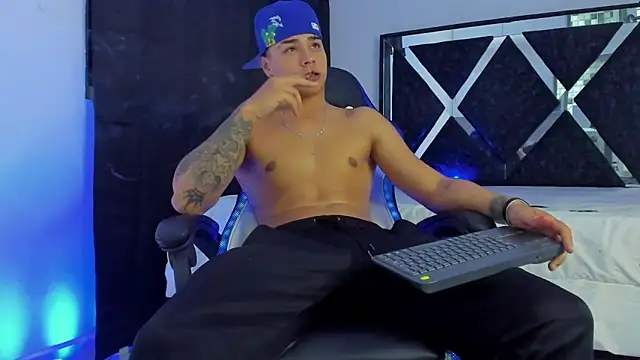 SantiagoReyesFtt online show from December 31, 1:47 am