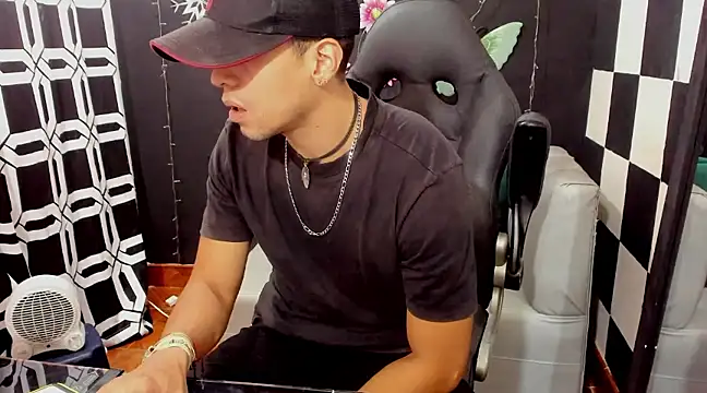 Snapshot of MikeRose94 chatting on February 15, 3:50 pm MikeRose94 online show from February 15, 3:50 pm