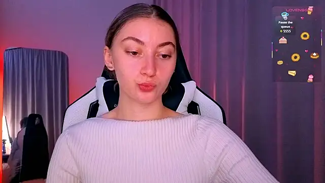 lady curls online show from October 12, 9:47 pm