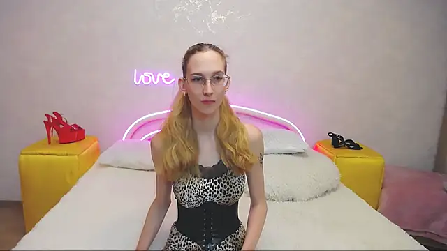 KlaryBrait online show from February 25, 1:39 pm