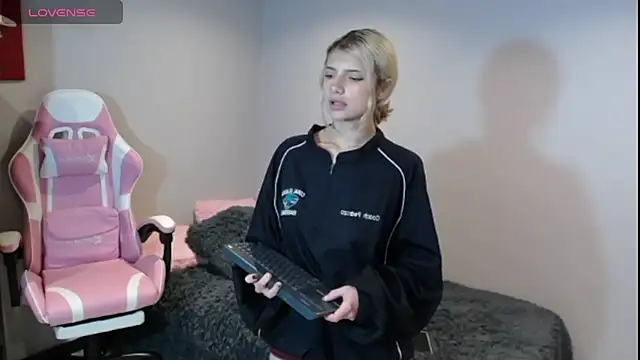 HiScarlett online show from February 3, 12:25 pm