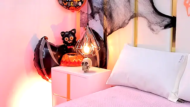 SalommeFlores online show from October 30, 9:15 pm