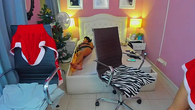 EricaAndPenelopa online show from December 28, 11:41 am