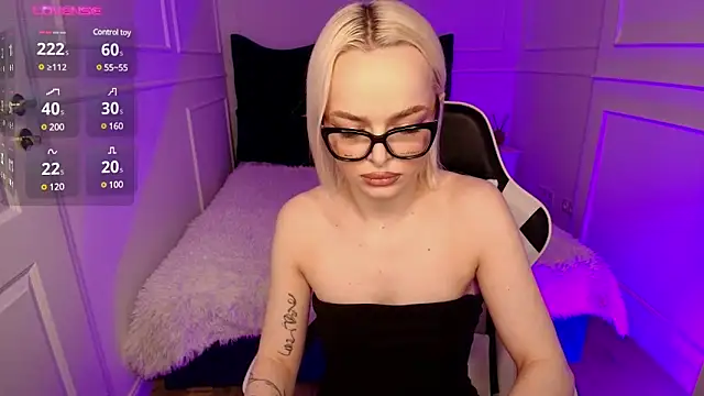 Snapshot of horny_blondiee chatting on January 31, 8:32 am horny blondiee online show from January 31, 8:32 am