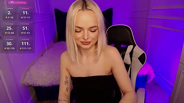 Snapshot of horny_blondiee chatting on February 7, 8:22 am horny blondiee online show from February 7, 8:22 am