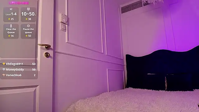 Snapshot of horny_blondiee chatting on February 7, 11:23 am horny blondiee online show from February 7, 11:23 am