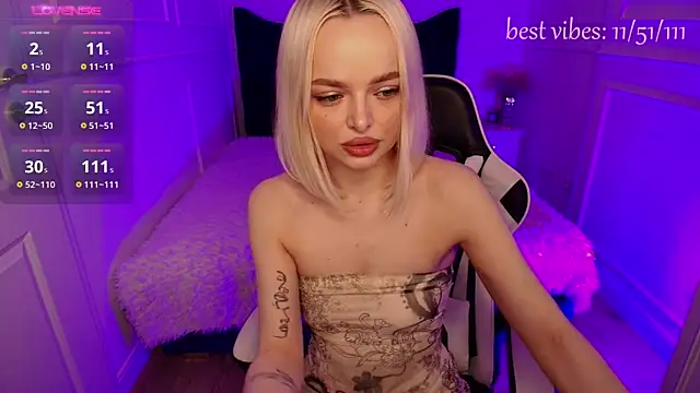 Snapshot of horny_blondiee chatting on February 10, 8:20 am horny blondiee online show from February 10, 8:20 am