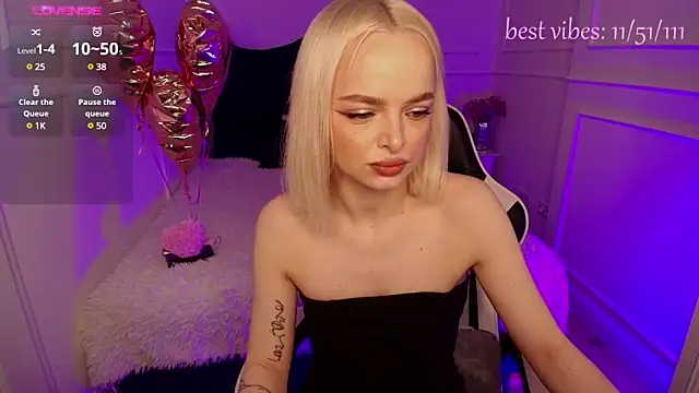 Snapshot of horny_blondiee chatting on February 17, 8:30 am horny blondiee online show from February 17, 8:30 am