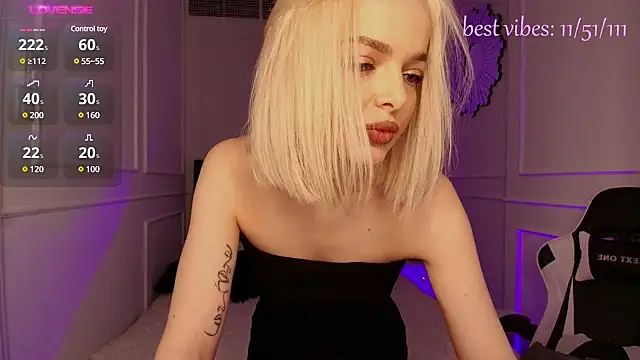 Snapshot of horny_blondiee chatting on February 24, 8:38 am horny blondiee online show from February 24, 8:38 am