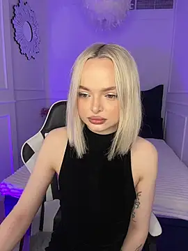 Snapshot of horny_blondiee chatting on March 6, 8:30 am horny blondiee online show from March 6, 8:30 am