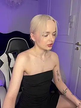 Snapshot of horny_blondiee chatting on March 23, 8:15 am horny blondiee online show from March 23, 8:15 am