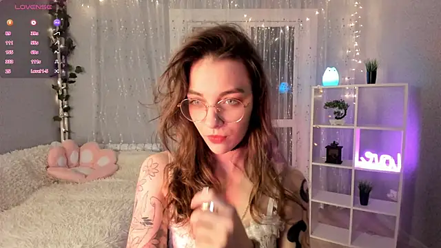 Snapshot of AraCopple chatting on December 11, 7:57 pm AraCopple online show from December 11, 7:57 pm