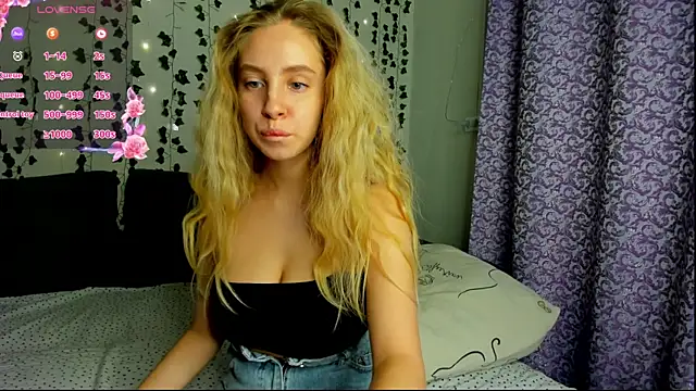 Snapshot of Kitty_Katrine chatting on December 8, 4:07 pm Kitty Katrine online show from December 8, 4:07 pm