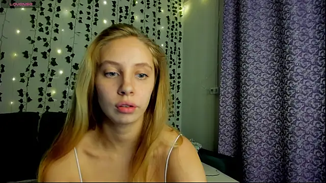 Snapshot of Kitty_Katrine chatting on December 16, 7:21 pm Kitty Katrine online show from December 16, 7:21 pm