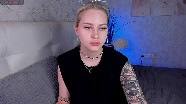 Carol  Cox online show from November 10, 10:20 pm