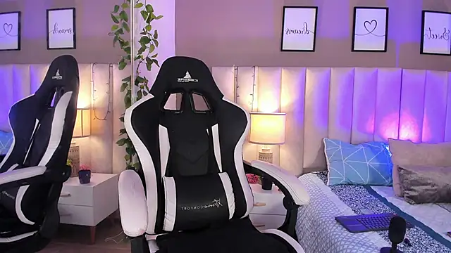 Snapshot of dayanne07 chatting on October 6, 10:18 pm dayanne07 online show from October 6, 10:18 pm