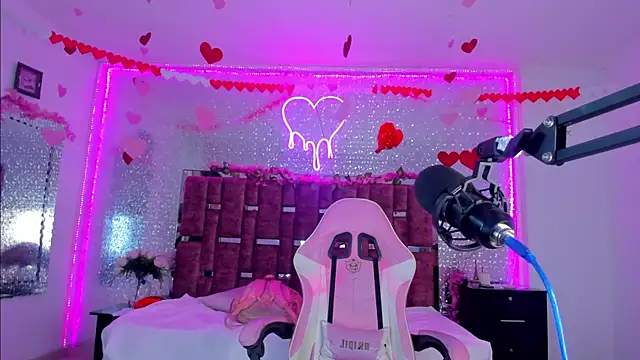 KylieVictoria online show from February 19, 4:34 am