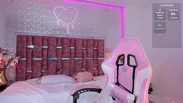 KylieVictoria online show from September 19, 4:47 am