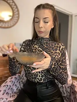 Mia Ethan online show from October 8, 8:23 am