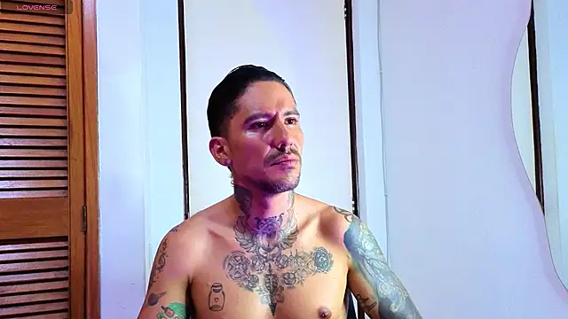 Snapshot of Dylanstonne chatting on November 20, 9:14 pm Dylanstonne online show from November 20, 9:14 pm