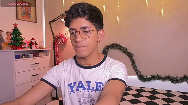 Snapshot of teobowny_ chatting on December 17, 6:47 pm teobowny online show from December 17, 6:47 pm