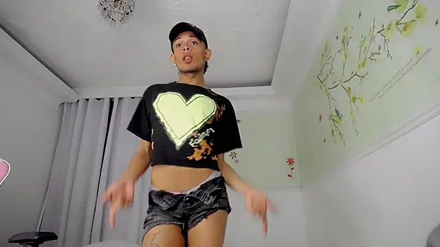 Snapshot of rose_Skinny_ chatting on December 19, 1:23 am rose Skinny online show from December 19, 1:23 am