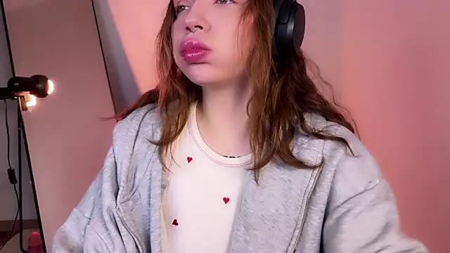 PaulaPratt online show from February 22, 4:40 am