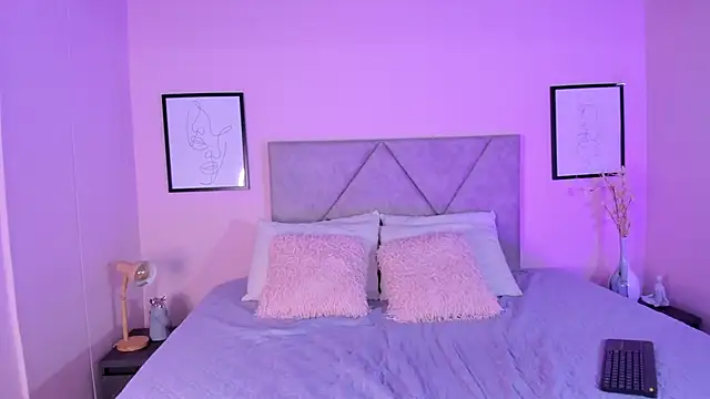 Emilyh  online show from September 15, 10:48 am