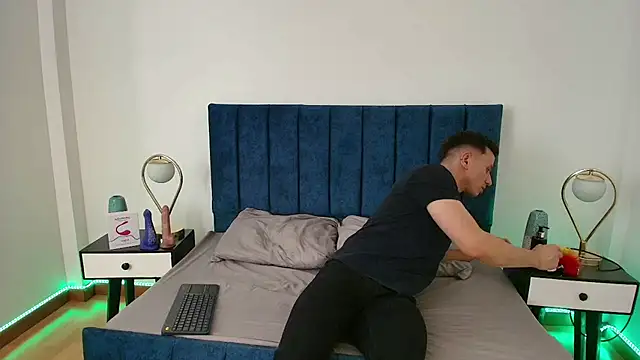 Andrewfalcon online show from March 12, 7:17 pm