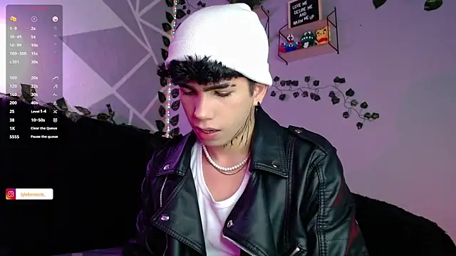 LyleBennett  online show from December 2, 10:39 am