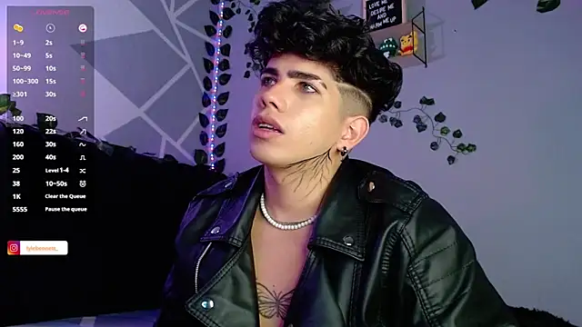 LyleBennett  online show from December 6, 1:00 pm