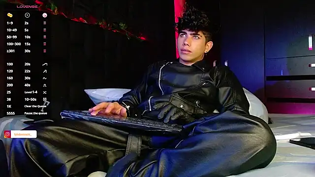 LyleBennett  online show from December 18, 1:45 pm