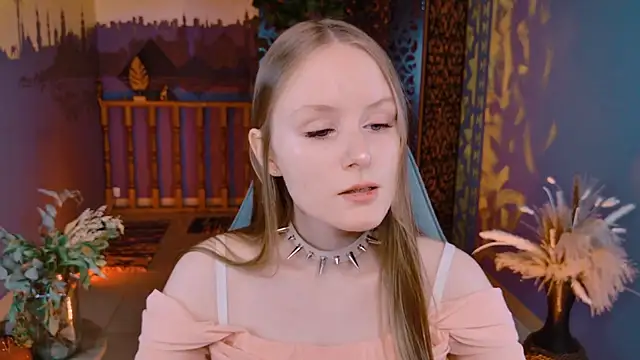 Snapshot of VivienLeeigh chatting on September 11, 9:09 am VivienLeeigh online show from September 11, 9:09 am