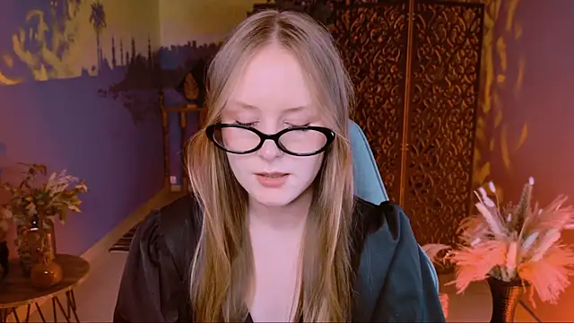 Snapshot of VivienLeeigh chatting on September 24, 3:04 pm VivienLeeigh online show from September 24, 3:04 pm