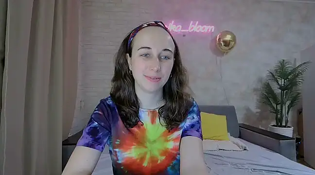 Snapshot of Anika_bloom chatting on February 17, 3:47 am Anika bloom online show from February 17, 3:47 am