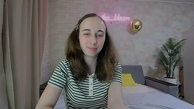 Snapshot of Anika_bloom chatting on February 18, 8:47 pm Anika bloom online show from February 18, 8:47 pm