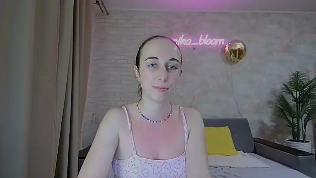 Snapshot of Anika_bloom chatting on February 21, 5:46 am Anika bloom online show from February 21, 5:46 am