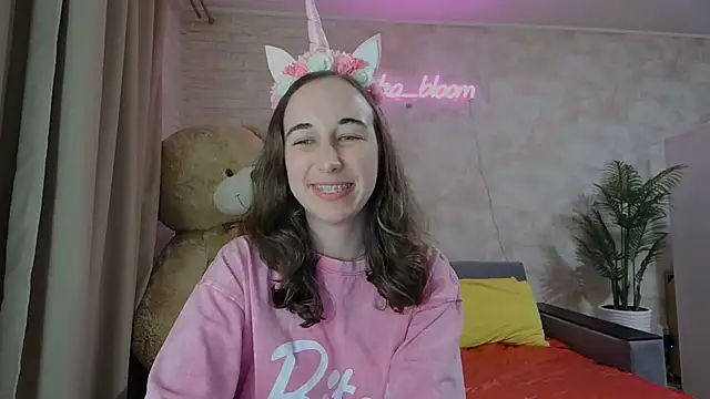 Snapshot of Anika_bloom chatting on March 16, 12:01 am Anika bloom online show from March 16, 12:01 am