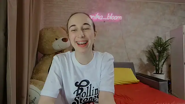 Snapshot of Anika_bloom chatting on March 20, 9:56 pm Anika bloom online show from March 20, 9:56 pm