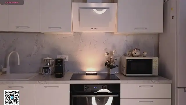 sunsally online show from February 7, 9:15 pm