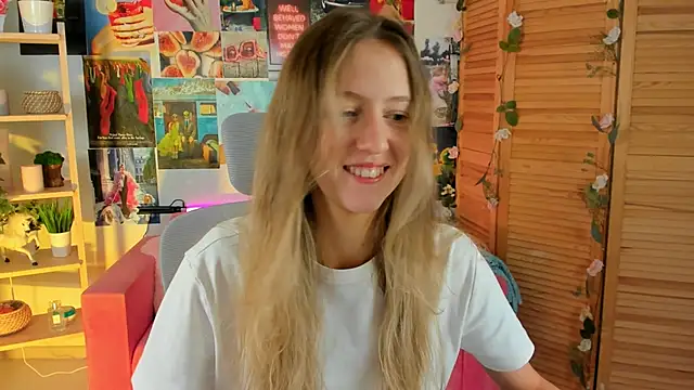 Snapshot of Sharon_Evansi chatting on December 7, 8:44 am Sharon Evansi online show from December 7, 8:44 am