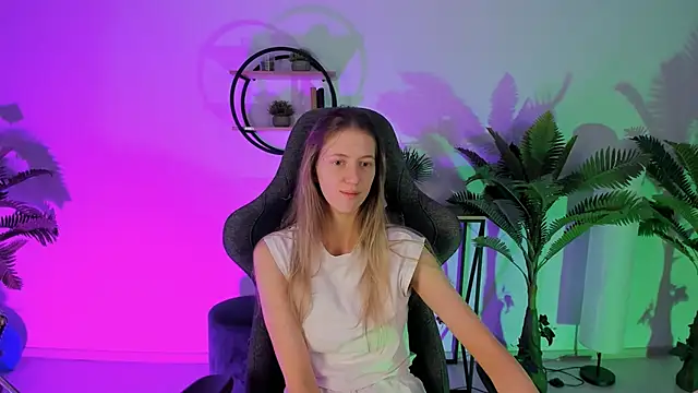 Snapshot of Sharon_Evansi chatting on December 8, 8:41 am Sharon Evansi online show from December 8, 8:41 am