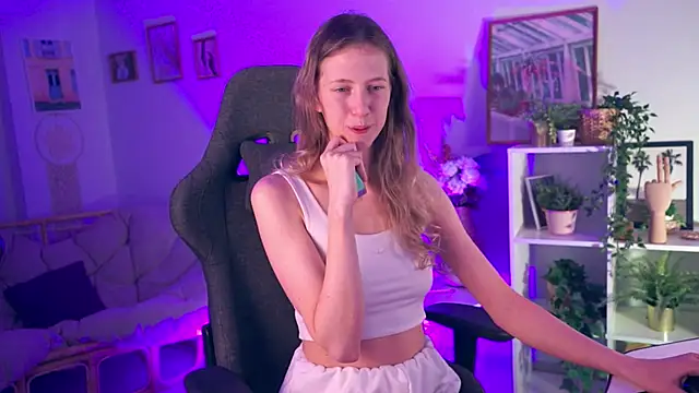 Snapshot of Sharon_Evansi chatting on December 18, 3:33 pm Sharon Evansi online show from December 18, 3:33 pm