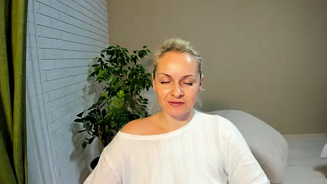 Snapshot of Alicee_Gracee chatting on February 2, 6:42 pm Alicee Gracee online show from February 2, 6:42 pm