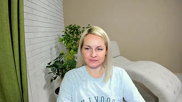 Snapshot of Alicee_Gracee chatting on February 3, 7:21 pm Alicee Gracee online show from February 3, 7:21 pm