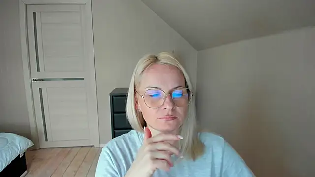 Snapshot of Alicee_Gracee chatting on February 15, 12:22 pm Alicee Gracee online show from February 15, 12:22 pm