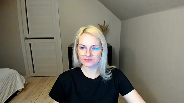 Snapshot of Alicee_Gracee chatting on February 28, 7:14 pm Alicee Gracee online show from February 28, 7:14 pm