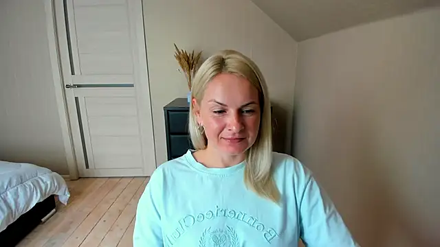 Snapshot of Alicee_Gracee chatting on October 13, 8:36 am Alicee Gracee online show from October 13, 8:36 am