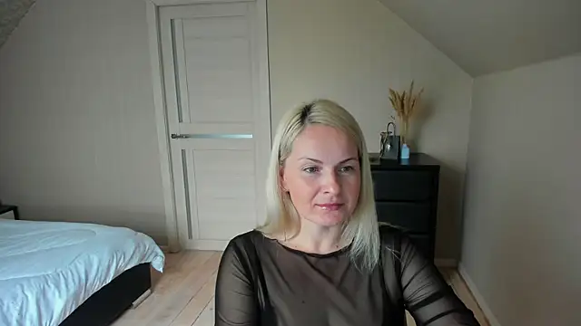 Snapshot of Alicee_Gracee chatting on October 31, 9:21 am Alicee Gracee online show from October 31, 9:21 am