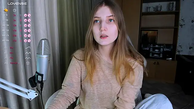 Snapshot of princessaalicc chatting on December 3, 12:25 pm princessaalicc online show from December 3, 12:25 pm